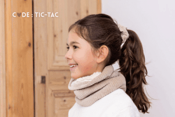 Les Petits Tours de cou Velours Noisettes avec doublure, au cou d'une petite fille