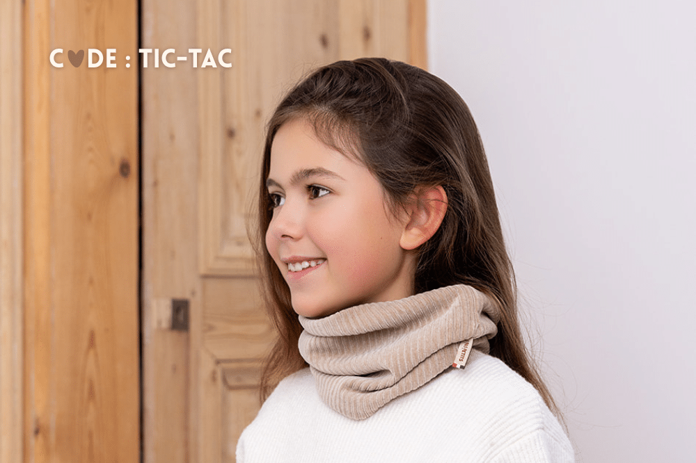 Les Petits Tours de cou Velours Noisettes sans doublure, au cou d'une petite fille