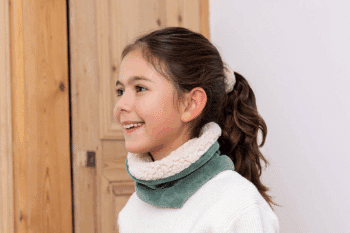 Les Petits Tours de cou Velours Pyjama Gris vert avec doublure, au cou d'une petite fille