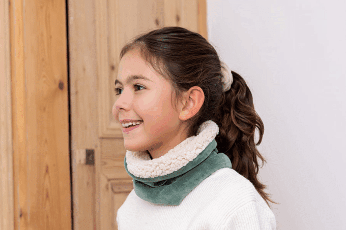 Les Petits Tours de cou Velours Pyjama Gris vert avec doublure, au cou d'une petite fille