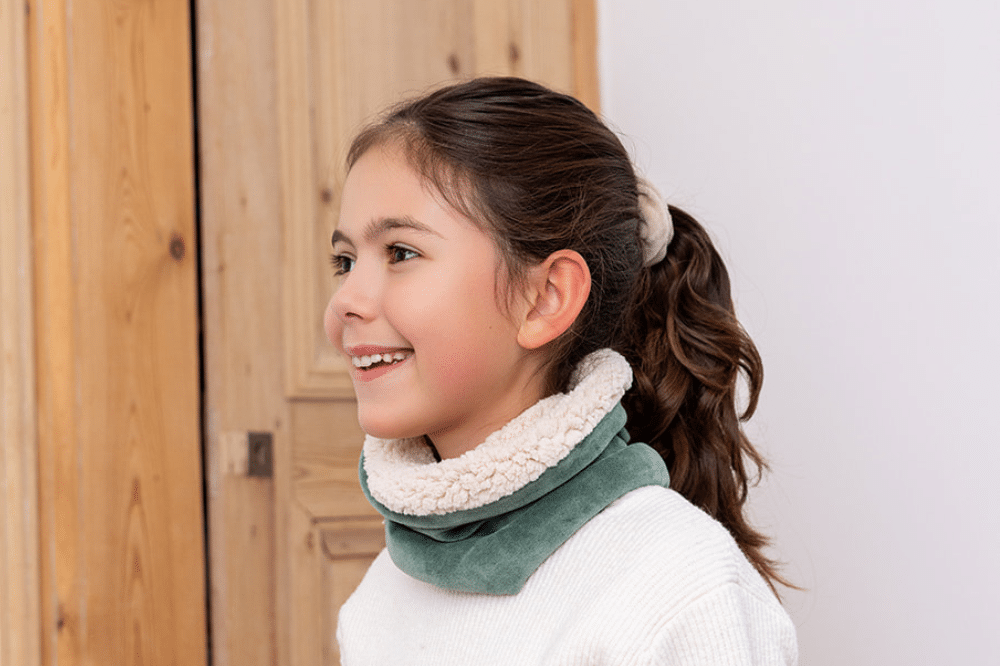 Les Petits Tours de cou Velours Pyjama Gris vert avec doublure, au cou d'une petite fille
