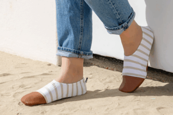 Les Petits Marins Camel aux pieds d'une femme