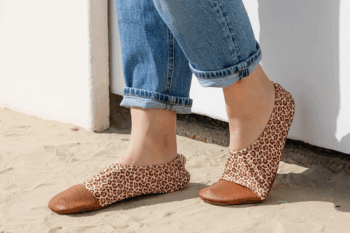 Les Petits Léon aux pieds d'une femme