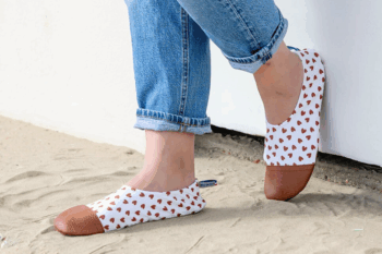 Les Petits Cœurs aux pieds d'une femme