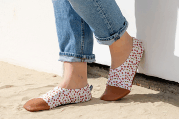 Les Petites Cerises aux pieds d'une femme