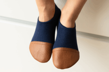 Les Petits Jerseys Bleu profond aux pieds d'une femme