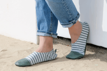 Les Petits Maël aux pieds d'une femme