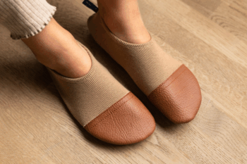 Les Petits Jerseys Noisettes aux pieds d'une femme