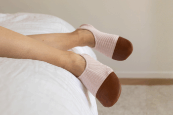 Les Petits Velours Rose pâle aux pieds d'une femme