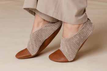 Les Petits Velours Noisettes aux pieds d'une femme