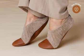Les Petits Velours Noisettes aux pieds d'une femme