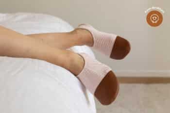 Les Petits Velours Rose pâle aux pieds d'une femme