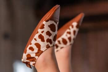 Les Petites Vaches aux pieds d'un enfant