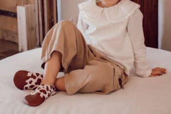 Les Petites Vaches aux pieds d'un enfant