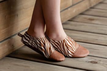 Les Petits Zèbres aux pieds d'un enfant