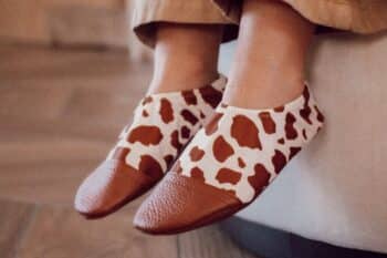 Les Petites Vaches aux pieds d'un enfant