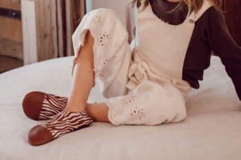 Les Petits Zèbres aux pieds d'un enfant