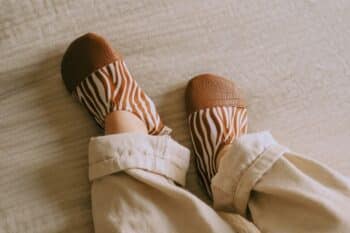 Les Petits Zèbres aux pieds d'un bébé