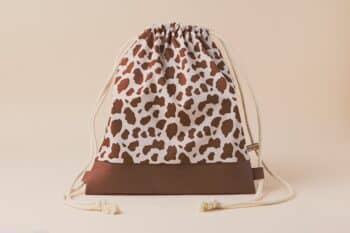 Les Petits Sacs Vaches de face sur fond blanc