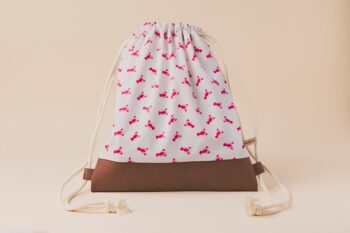 Les Petits Sacs Homards de face sur fond blanc