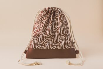 Les Petits Sacs Zèbres de face sur fond blanc