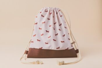 Les Petits Sacs Teckels de face sur fond blanc