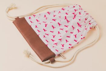 Les Petits Sacs Homards à plat sur fond blanc