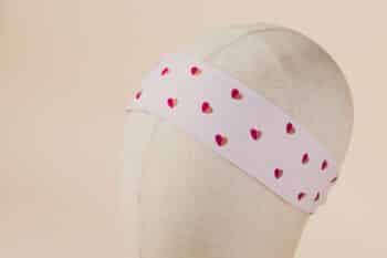 Les Petits Bandeaux Cœurs Bicolores sur fond blanc