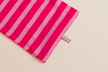 Les Petits Tours de cou Marins Grenadine sans doublure à plat sur fond blanc