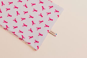 Les Petits Tours de cou Homards sans doublure à plat sur fond blanc