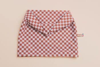 Les Petits Tours de cou Damiers sans doublure de face sur fond blanc