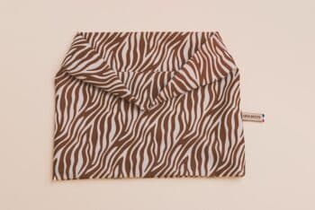 Les Petits Tours de cou Zèbres sans doublure de face sur fond blanc