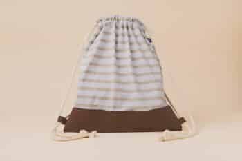 Les Petits Sacs Marins Camel de face sur fond blanc