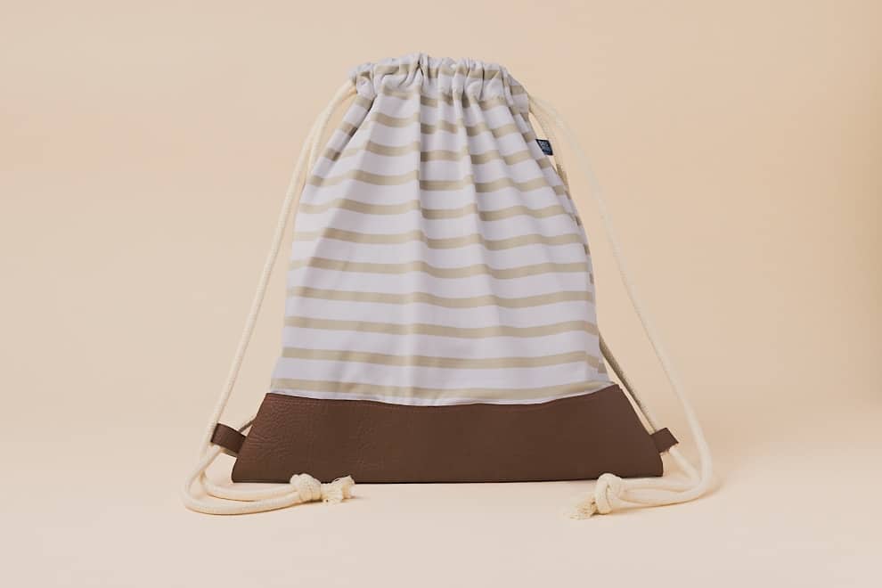 Les Petits Sacs Marins Camel de face sur fond blanc