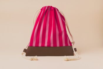 Les Petits Sacs Marins Grenadine de face sur fond blanc