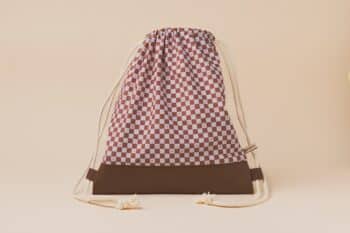 Les Petits Sacs Damiers de face sur fond blanc