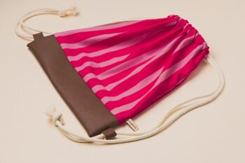 Les Petits Sacs Marins Grenadine à plat sur fond blanc