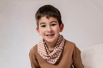 Les Petits Tours de cou Damiers sans doublure, au cou d'un petit garçon