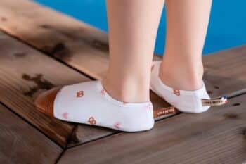 Les Petits Bretzels aux pieds d'un enfant