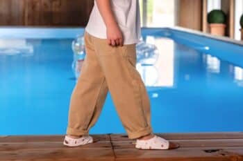 Les Petits Bretzels aux pieds d'un petit garçon