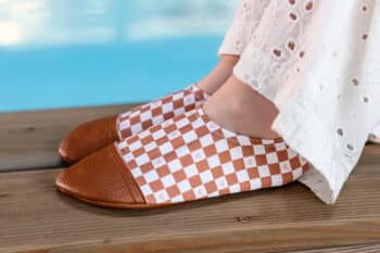 Les Petits Damiers aux pieds d'un enfant