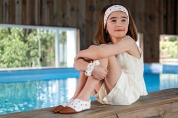 Les Petites Fleurs aux pieds d'une petite fille