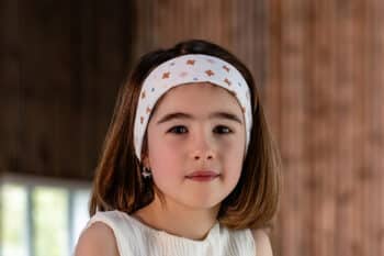 Les Petits Bandeaux Fleurs dans les cheveux d'une petite fille