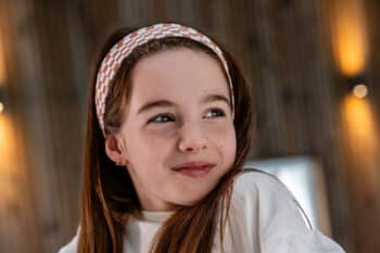 Les Petits Bandeaux Damiers dans les cheveux d'une petite fille