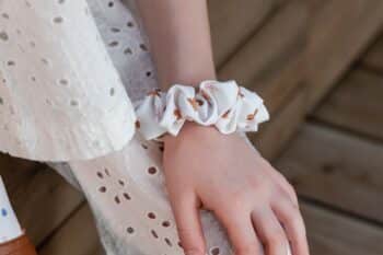 Les Petits Chouchous Fleurs au poignet d'un enfant