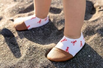 Les Petits Homards aux pieds d'un bébé