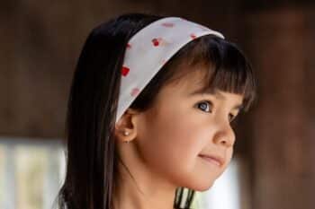 Les Petits Bandeaux Glaces dans les cheveux d'une petite fille