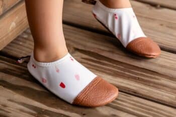 Les Petites Glaces aux pieds d'un enfant