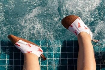 Les Petits Homards aux pieds d'un bébé