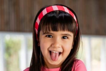 Les Petits Bandeaux Marins Grenadine dans les cheveux d'une petite fille